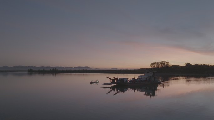 在夕阳下湖面上行驶的轮船（1）