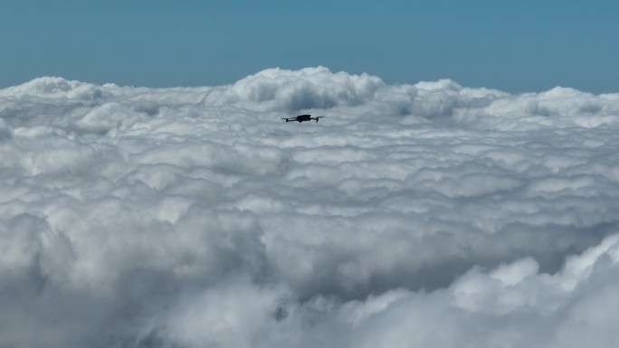 无人机穿云