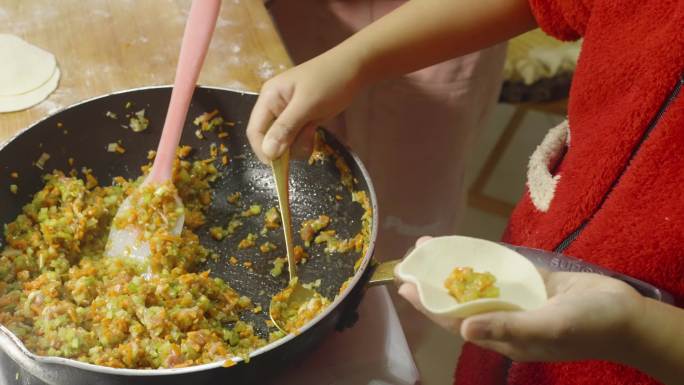 除夕夜一家人包饺子年夜饭