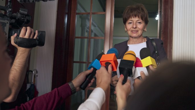 女政客拒绝在记者采访中回答记者提问