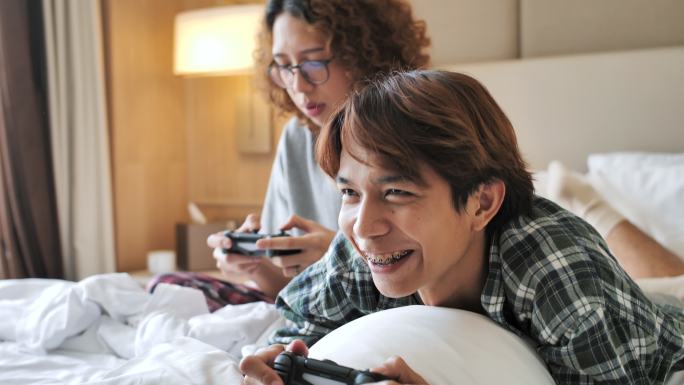 两个青少年在房间里玩电子游戏。