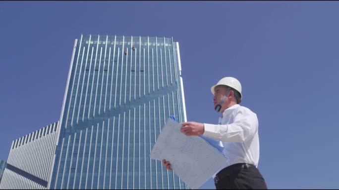 开发商建筑设计师遥望远方