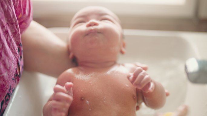 新生儿洗澡小孩