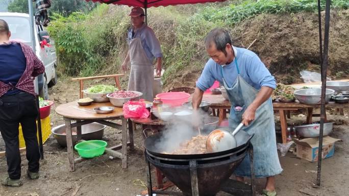 农家宴节日喜庆场面野外炒菜室外厨师农村席