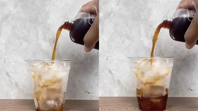 倒入冰咖啡饮品加工调制