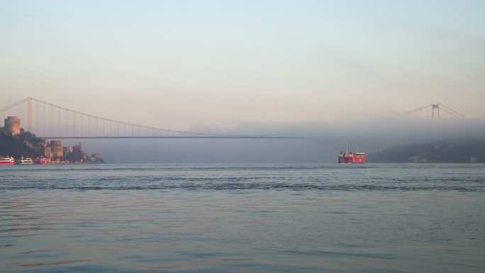 穿过伊斯坦布尔博斯普鲁斯的红色船只
