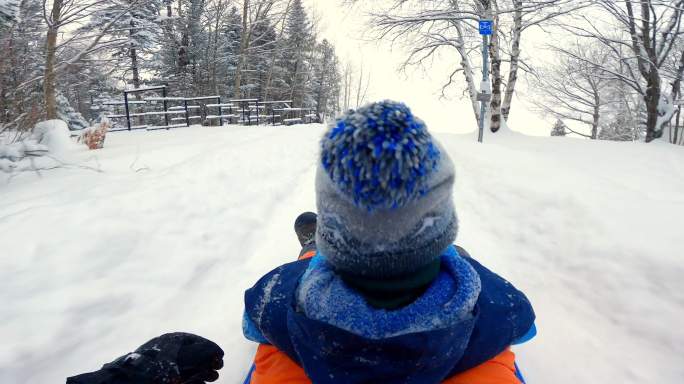 加拿大魁北克省冬天父子在雪地上滑雪的POV