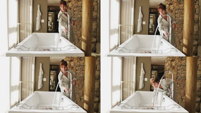 穿着浴袍的成熟女性在酒店房间准备洗澡
