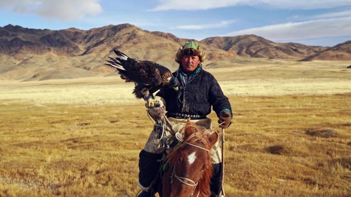 蒙古沙漠中骑马猎鹰的肖像