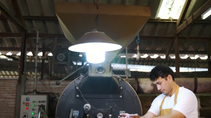 咖啡豆在机器中烘烤，咖啡豆释放出大量热量。