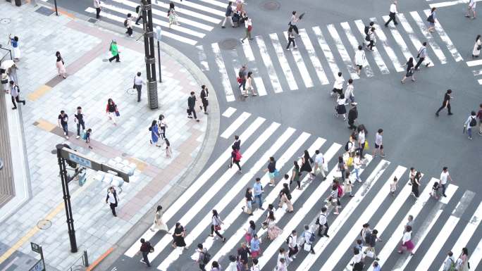 日本东京，人群穿过斑马线。