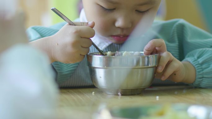 幼儿园认真吃饭的小朋友