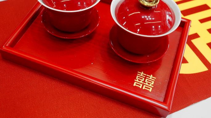 红色木头托盘里的茶碗喜字