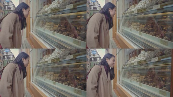 亚洲女人在购物中心挑选食物