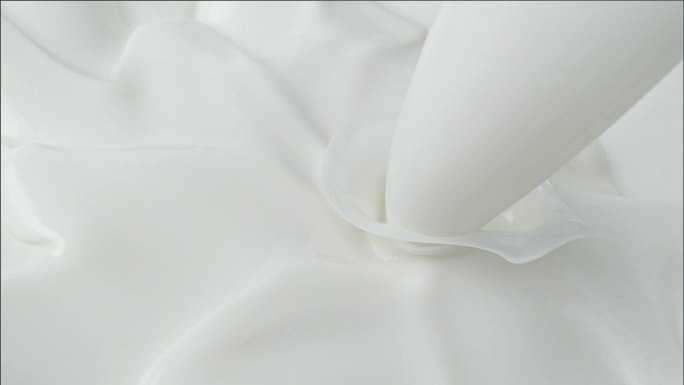 奶油牛奶溅入螺旋状冰淇淋混合物-特写