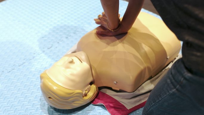 心肺复苏培训班演示模拟泵、急救或医疗概念。