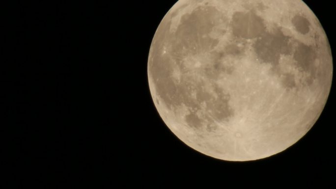 月食夜能看清楚环形山的月亮月食大月球