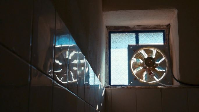 浴室里的旋转风扇实拍特写室内
