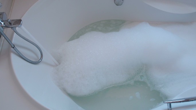 ฺ充满泡沫的浴缸洗澡浴池浴池放水