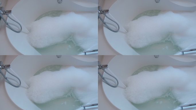 ฺ充满泡沫的浴缸洗澡浴池浴池放水