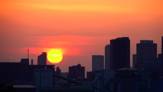 日落时城市天际线的轮廓