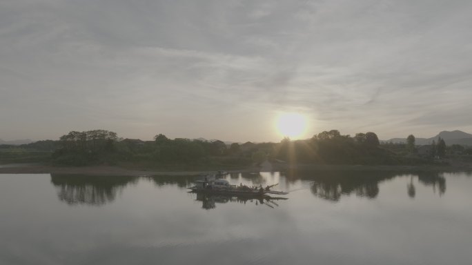 在夕阳下湖面上行驶的轮船（3）