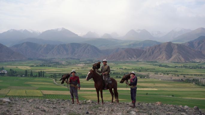 吉尔吉斯斯坦草原上的三名猎鹰者