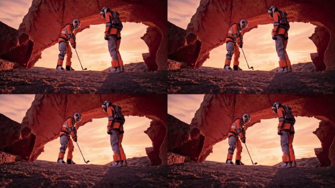 红色星球火星上的两名宇航员。在外星星球上打高尔夫球