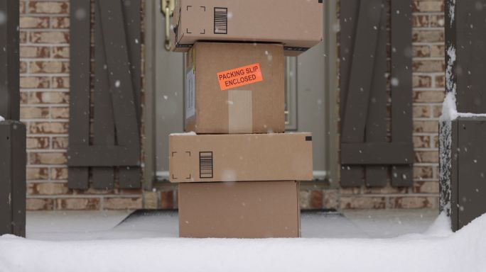 冬季暴风雪期间，一堆交付的箱子被留在前门外面