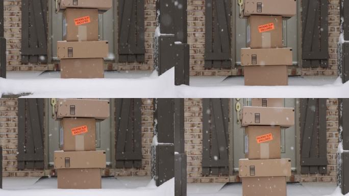 冬季暴风雪期间，一堆交付的箱子被留在前门外面
