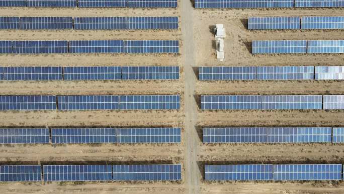 沙漠中太阳能电池板的无人机俯视图