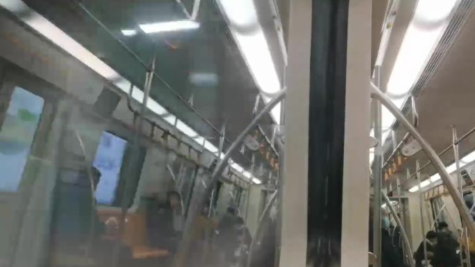 地铁里车窗映像玻璃倒影反射列车窗公共交通