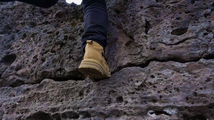 户外探险登山脚步特写爬上山顶攀岩运动鞋