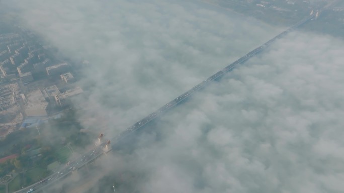 航拍云海中的南京长江大桥风光