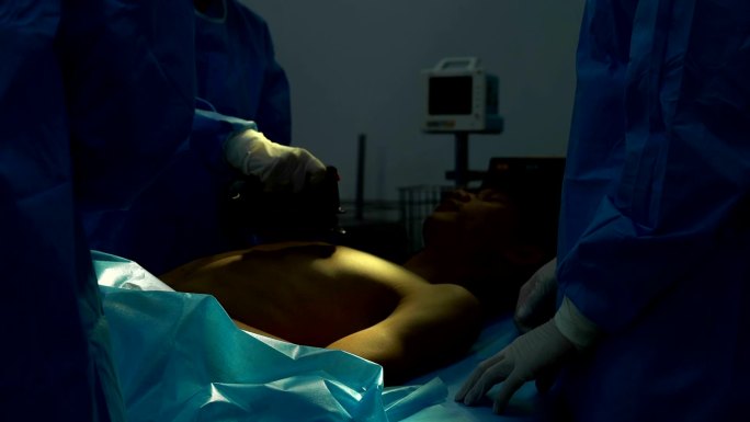手术室使用除颤器的外科医生特写
