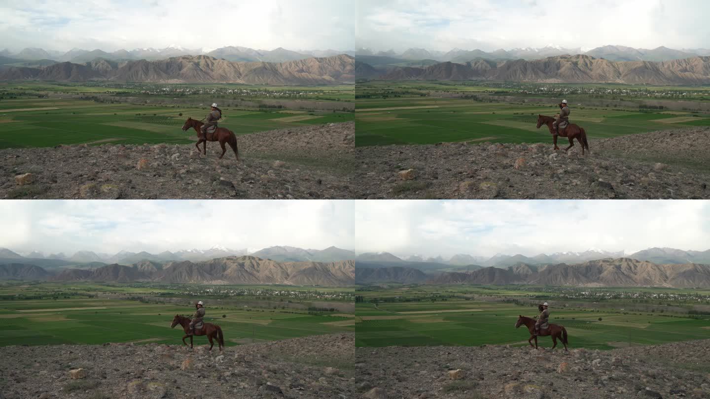 吉尔吉斯斯坦草原上骑马的猎鹰者