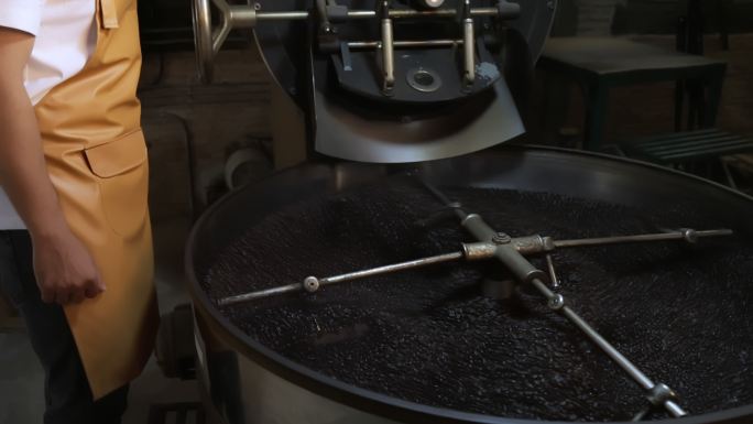 咖啡豆在机器中烘烤，咖啡豆释放出大量热量。