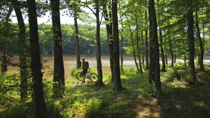 远景：山地自行车骑车去湖边
