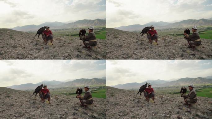 吉尔吉斯斯坦草原上骑马的猎鹰者