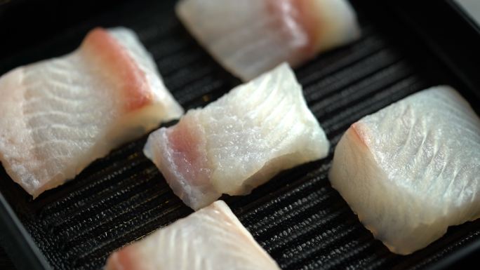 托盘上的鱼肉烤鱼吃肉营养配备补充能量