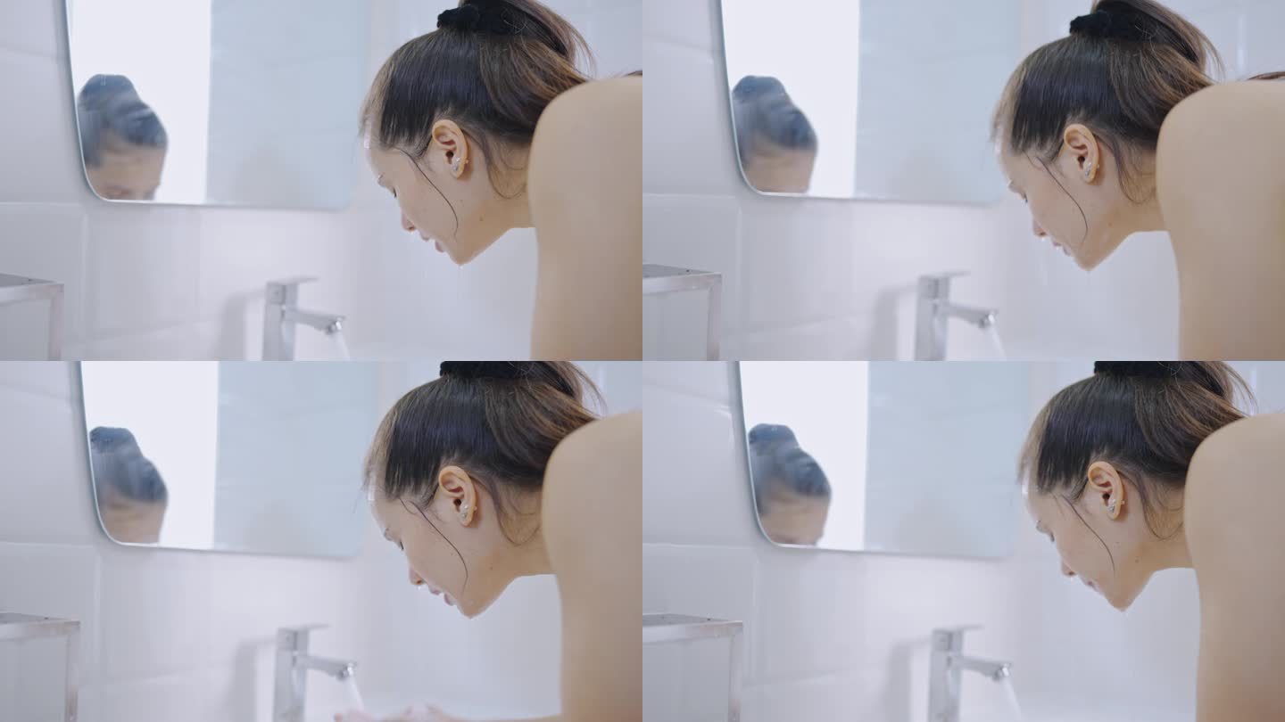 女人在浴室用泡沫洗脸