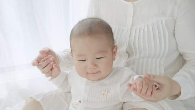 宝宝婴儿微笑亲子互动喝奶哭闹