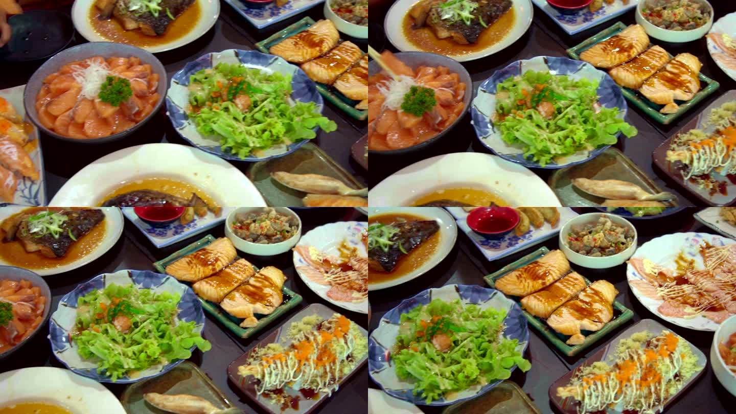 餐桌上的三文鱼、三文鱼烧烤和烤鸡日式食品。食物俯视图。