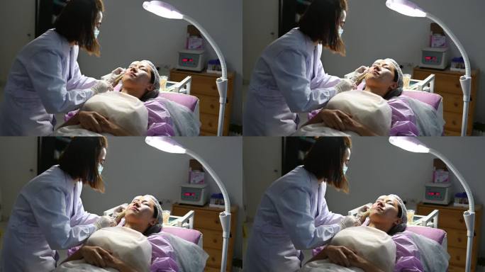 在PRP吸血鬼整容手术中，亚裔中国美容学家为患者注射血浆。