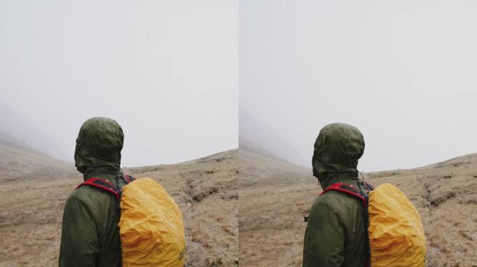 男性徒步旅行者在雨夹雪/暴雨期间注意