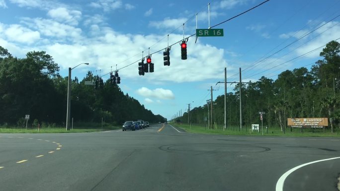 在佛罗里达州Keystone Heights附近的一条笔直道路上行驶，途中只有一个红绿灯
