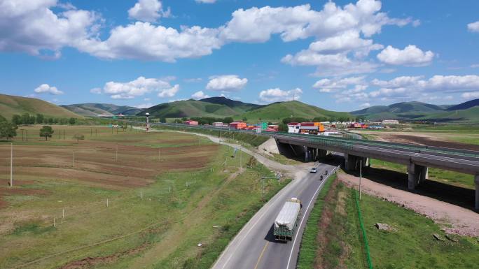 草原公路 大货车 机车 蓝天 白云