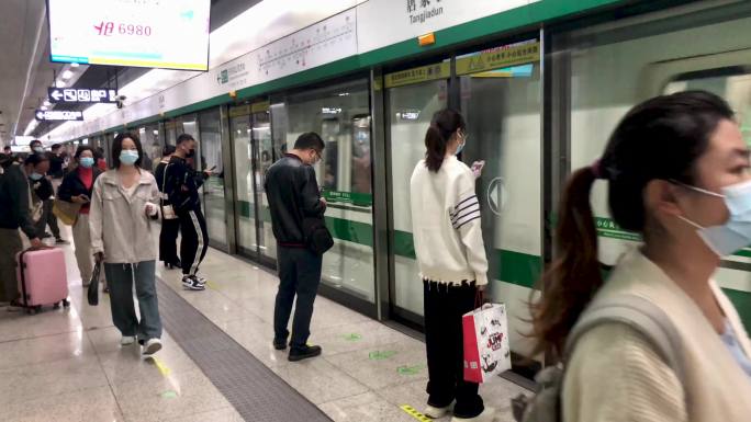 4K武汉地铁上下班人流公共交通绿色出行