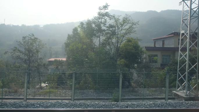 火车上拍摄秋天秦岭山中的城镇