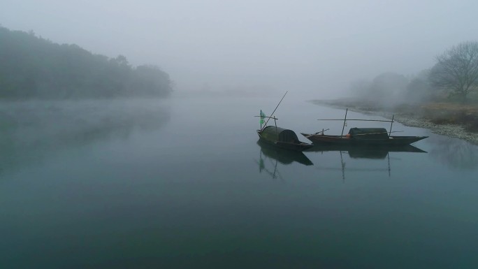 晨雾里的江船